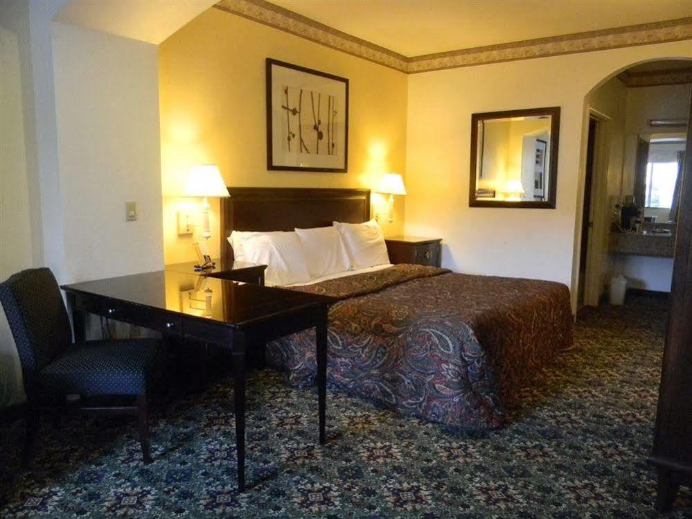 Homebridge Inn And Suites Бомонт Екстериор снимка