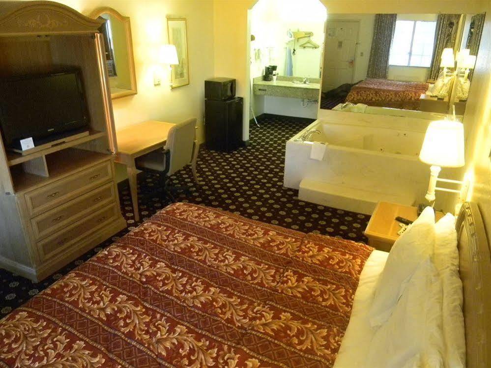 Homebridge Inn And Suites Бомонт Екстериор снимка